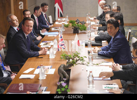 Shima. 25. Mai 2016. Großbritanniens Premierminister David Cameron (2. L) trifft sich mit seinem japanischen Amtskollegen Shinzo Abe (2. R) im Shima Kanko Hotel in Shima, Mie Präfektur, Japan, 25. Mai 2016, vor die G7-Führer Ise-Shima Gipfel. © Xinhua/Alamy Live-Nachrichten Stockfoto