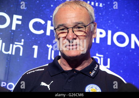 Bangkok, Thailand. 18. Mai 2016. Leicester City FC italienischen Trainer Claudio Ranieri spricht zu den Medien während einer Präsentation der englischen Premier League Trophy Hauptquartier der King Power Duty Free in Bangkok. Stockfoto