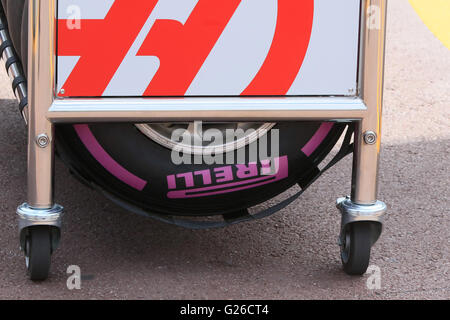 Monaco, Monte Carlo. 25. Mai 2016. Formel 1 Grand Prix, Treiber Ankunft und Pres Konferenztag. Pirelli Supersofts in Racks © Action Plus Sport/Alamy Live News Stockfoto