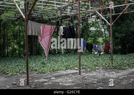 Kleidung Links zum Trocknen in ein verlassenes Gebäude verwendet von Flüchtlingen und Migranten als Unterschlupf in der Nähe der Flüchtlingslager Idomeni in Griechenland am 25. Mai 2016. Foto: Sokrates Baltagiannis/dpa Stockfoto