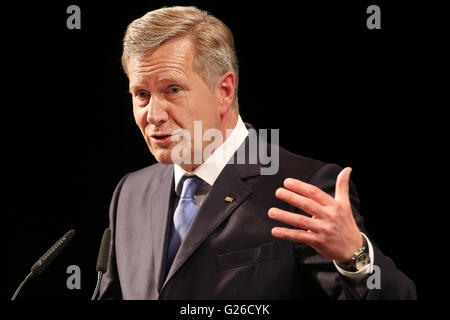 Der ehemalige deutsche Bundespräsident Christian Wulff spricht bei der Eröffnung der Verleihung des deutschen Themensektors in Leipzig, Deutschland, 25 kann 20156. Der 100. deutschen katholischen Kongress findet von 25 bis 29. Mai 2016 unter dem Motto "Seht, da ist der Mensch" (LT. "siehe, der Mensch!") in Leipzig. Foto: JAN WOITAS/dpa Stockfoto