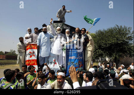 Jamat-e-Islami (JI) Chief, Siraj-Ul-Haq zusammen mit anderen Führern und Anhängern an Korruption frei Pakistan Zug März Cantt Bahnhof in Peshawar auf Mittwoch, 25. Mai 2016. Stockfoto