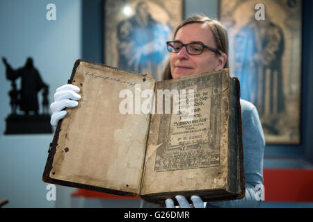 Friederike Lippold hält ein ein Volumen von die erste vollständige Gesamtausgabe von Luthers Übersetzung der Bibel (Wittemberg, print Hans Lufft, 1534) aus den Beständen der Franckeschen Stiftungen, in der Ausstellung im Waisenhaus der Franckeschen Stiftungen in Halle/Saale, Deutschland, 25. Mai 2016. Der 500. Jahrestag der Reformation wird mit zwei Ausstellungen von den Franckeschen Stiftungen einhergehen. Vorbereitungen zur gezeigt vom 31. Oktober 2016 "Kenntnis der Reformation" (LT. "die Reformation wissen"). Ab März 2017 werden ein Thema "Wert der Reformation" (lt. "Wert der R Stockfoto