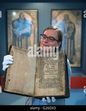 Friederike Lippold hält ein ein Volumen von die erste vollständige Gesamtausgabe von Luthers Übersetzung der Bibel (Wittemberg, print Hans Lufft, 1534) aus den Beständen der Franckeschen Stiftungen, in der Ausstellung im Waisenhaus der Franckeschen Stiftungen in Halle/Saale, Deutschland, 25. Mai 2016. Der 500. Jahrestag der Reformation wird mit zwei Ausstellungen von den Franckeschen Stiftungen einhergehen. Vorbereitungen zur gezeigt vom 31. Oktober 2016 "Kenntnis der Reformation". Ab März 2017 werden ein Thema "Wert der Reformation" (lt. "Wert der Reformation". Foto: Hendrik Schmid Stockfoto