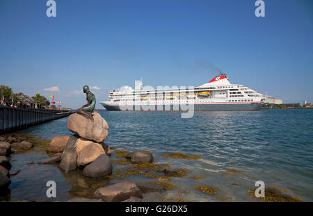 Kopenhagen, Dänemark, 25. Mai 2016. Der Fred. Olsen Cruise Lines MS Braemar verlässt den Hafen von Kopenhagen und ist von der kleinen Meerjungfrau an einem warmen und sonnigen Nachmittag nach einem Sommertag in Kopenhagen gesehen und ist jetzt für die mittelalterliche Stadt Visby auf der schwedischen Insel Gotland in der Ostsee auf eine 15 Tage Rundreise kreuzen die Wasserwege von Skandinavien. Bildnachweis: Niels Quist/Alamy Live-Nachrichten Stockfoto