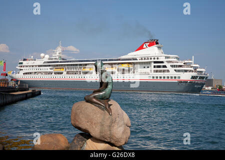 Kopenhagen, Dänemark, 25. Mai 2016. Der Fred. Olsen Cruise Lines MS Braemar verlässt den Hafen von Kopenhagen und ist von der kleinen Meerjungfrau an einem warmen und sonnigen Nachmittag nach einem Sommertag in Kopenhagen gesehen und ist jetzt für die mittelalterliche Stadt Visby auf der schwedischen Insel Gotland in der Ostsee auf eine 15 Tage Rundreise kreuzen die Wasserwege von Skandinavien. Bildnachweis: Niels Quist/Alamy Live-Nachrichten Stockfoto