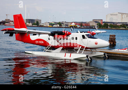 Kopenhagen, Dänemark. 25. Mai 2016. Dänemarks erste kommerzielle Wasserflugzeug Route öffnet heute mit vier Abfahrten in beide Richtungen zwischen den Häfen von Kopenhagen und die zweitgrößte Stadt Aarhus in Jütland. Der Service bietet einen Direktflug Service 45 Minuten, aber ein kurzen Segeltörn zum und vom Hafen Liegeplätze hinzukommen werden. Dieser schnelle Service wird von Nordic Wasserflugzeuge in Aarhus betrieben. Eine einfache Fahrt zu einem der 15-18 Sitze an Bord dieses de Havilland Twin Otter Wasserflugzeug kostet Kr. 1800. Das Foto stammt von der am Nachmittag Ankunft in Kopenhagen. Bildnachweis: Niels Quist/Alamy Live-Nachrichten Stockfoto