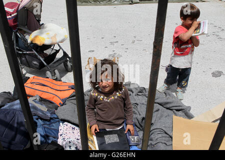 (160525)--THESSALONIKI(GREECE), 25. Mai 2016 (Xinhua)--Flüchtling Kinder in neu gegründeten organisierte Flüchtling Rezeption Zentrum von Derveni in der Nähe von griechischen nördlichen Stadt Thessaloniki am 25. Mai 2016 abgebildet sind. Bei einem Polizeieinsatz am Dienstag ins Leben gerufen wurden Tausende von Flüchtlingen aus dem behelfsmäßigen Flüchtlingslager von Idomeni an der Grenze zwischen Griechenland und der ehemaligen jugoslawischen Republik Mazedonien (FYROM), in der Nähe staatlichen Auffangeinrichtungen verlegt. (Xinhua/Marios Lolos) Stockfoto