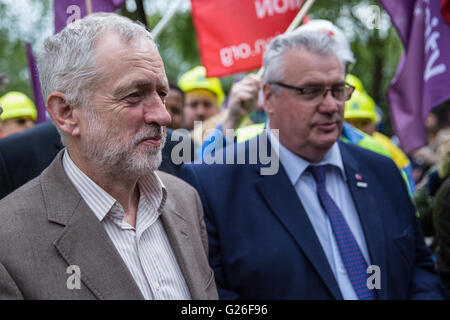 London, UK. 25. Mai 2016. Jeremy Corbyn marschierten Führer der Opposition, mit Roy Rickhuss, Generalsekretär der Gemeinschaft außerhalb des Parlaments nach Hunderten von Steelworkers durch Westminster weiterhin den Druck auf Tata und die Regierung Großbritanniens Stahlindustrie zu retten. Bildnachweis: Mark Kerrison/Alamy Live-Nachrichten Stockfoto