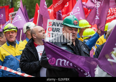 London, UK. 25. Mai 2016. Hunderte von Steelworkers marschieren durch Westminster weiterhin den Druck auf Tata und die Regierung Großbritanniens Stahlindustrie zu retten. Bildnachweis: Mark Kerrison/Alamy Live-Nachrichten Stockfoto