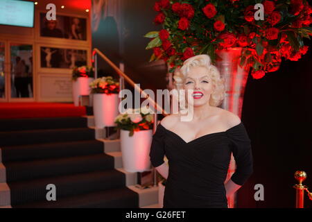 London, UK. 25. Mai 2016. : Suzie Kennedy, offizielle Marilyn Monroe Lookalike besuchen die Marilyn Monroe: Vermächtnis einer Legende Launch Design Centre, London Chelsea Harbour. Bildnachweis: Siehe Li/Alamy Live News Stockfoto