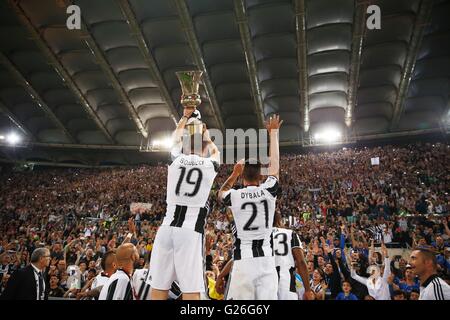 Roma, Italien. 21. Mai 2016. (L-R) Leonardo Bonucci, Paulo Dybala (Juventus) Fußball: Bonucci und Dybara feiern mit Fans nach siegreiche Italien TIM-Cup Endspiel zwischen AC Mailand 0-1 Juventus FC im Stadio Olimpico di Roma in Rom, Italien. © Mutsu Kawamori/AFLO/Alamy Live-Nachrichten Stockfoto