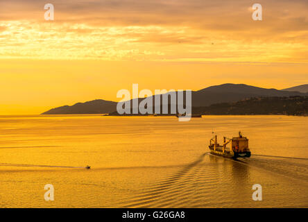 Schiff nach den Sonnenuntergang in der English Bay, Vancouver Stockfoto