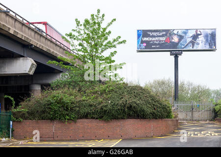 Hohen Niveau elektronischer Werbung Plakatwand an der Autobahn M6, Bescot, Walsall, West Midlands, England, UK Stockfoto