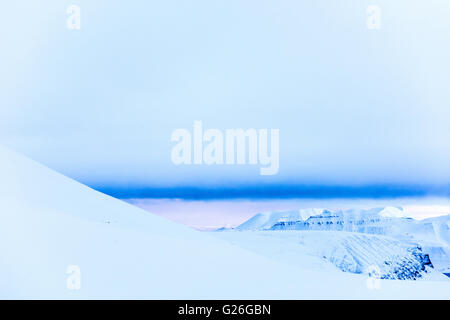 Schneebedeckte Berge Longyearbyen, Svalbard, Spitzbergen, Norwegen Stockfoto