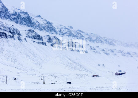 Schneebedeckte Berge Longyearbyen, Svalbard, Spitzbergen, Norwegen Stockfoto