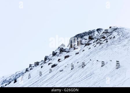 Schneebedeckte Berge Longyearbyen, Svalbard, Spitzbergen, Norwegen Stockfoto