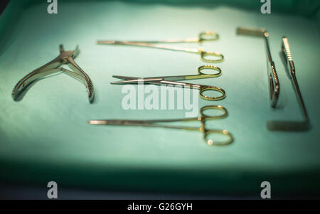 Sterile chirurgische Instrumente im OP-Saal vor einer Operation angelegt Stockfoto