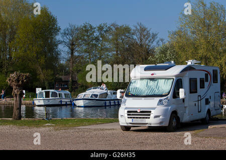 Wohnmobil geparkt auf dem Fluss Bure aus Norfolk Broads Cruiser Stockfoto