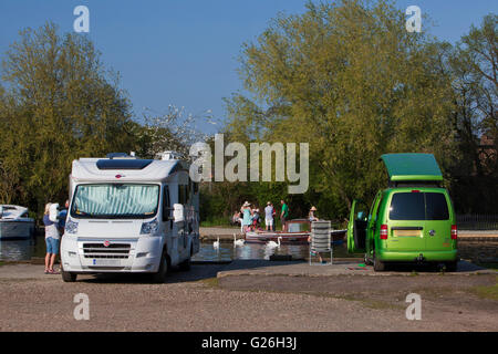 Am Wochenende Besucher Wroxham am Fluss Bure in Norfolk Stockfoto