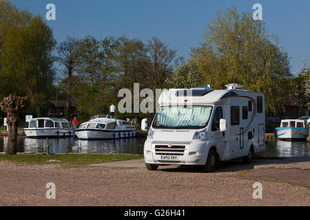 Wohnmobil geparkt über River Bure aus Norfolk Broads Cruiser Stockfoto