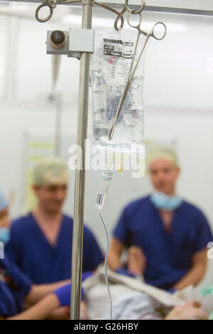 Nahaufnahme der saline Tropf während einer operation Stockfoto