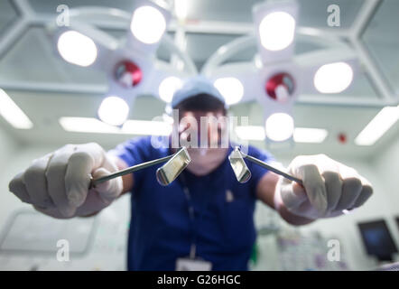 Des Patienten Vogelperspektive der Chirurg in einem Theater während einer Operation bücken Stockfoto