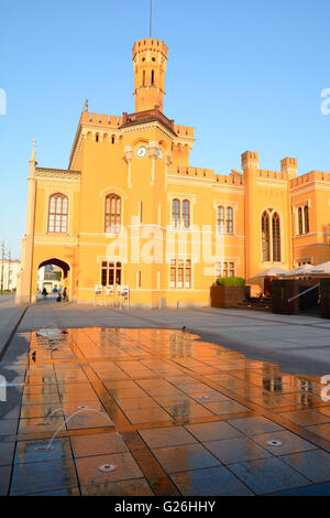 Wroclaw, Polen - 6. Juni 2015: Main Bahnhofsgebäude und kleinen Brunnen bei Sonnenuntergang in Breslau in Polen. Stockfoto