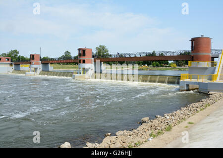 Wroclaw, Polen - 7. Juni 2015: Wehr Odra River in Breslau in Polen. Nicht identifizierte Personen sichtbar. Stockfoto