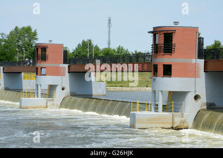 Wroclaw, Polen - 7. Juni 2015: Wehr Odra River in Breslau in Polen. Nicht identifizierte Personen sichtbar. Stockfoto