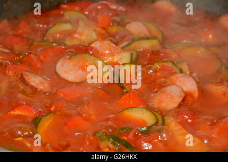 Scheiben aus Gemüse und Wurst Kochen Pfanne - Nahaufnahme Stockfoto