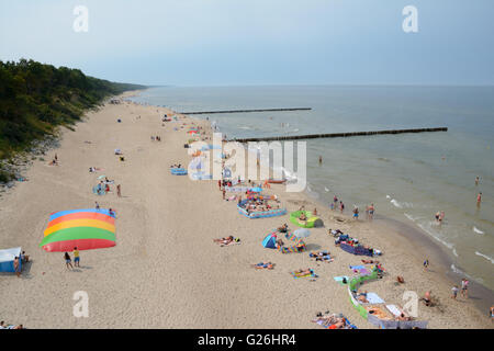 Trzesacz, Polen - 8. August 2015: Nicht identifizierten Personen und hölzernen Buhnen am Strand in Trzesacz, Polen Stockfoto