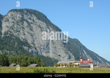 Schonau am Info, Deutschland - 30. August 2015: St. Bartholoma Kirche und Berg am Königssee-See in der Nähe Schonau bin Konigss Stockfoto