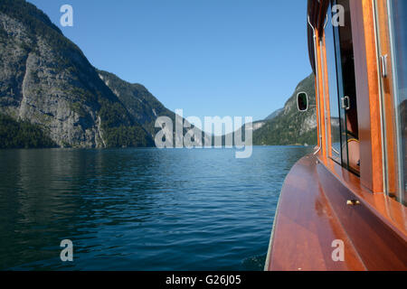 Blick auf Königssee See von Passagier-Boot schwimmen von St Bartholoma Kirche in Richtung Schonau. Stockfoto