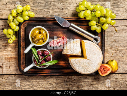 Verschiedene Art von traditionellen Käse und Delikatesse für Wein, platziert auf Holz, aus hohen Winkel geschossen. Stockfoto