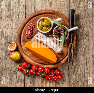 Verschiedene Arten von traditionellen Käse und Delikatesse für Wein, auf Holzbrett, Schuss aus Vogelperspektive Ansicht platziert. Stockfoto