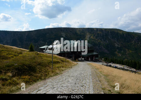 Karpacz, Polen - 3. September 2015: Mountain Hostel Strzecha Akademicka im Riesengebirge in Polen. Nicht identifizierte Personen Stockfoto