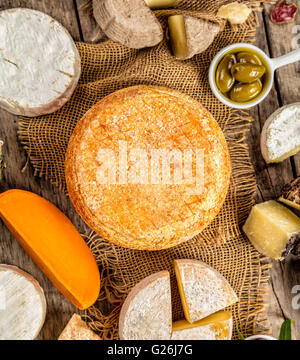 Verschiedene Art von traditionellen Käse und Delikatesse für Wein, platziert auf Holz, aus hohen Winkel geschossen. Stockfoto