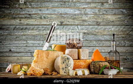 Verschiedene Arten von Käse auf Holztisch, Exemplar für Text gelegt. Holzbohlen auf Hintergrund Stockfoto