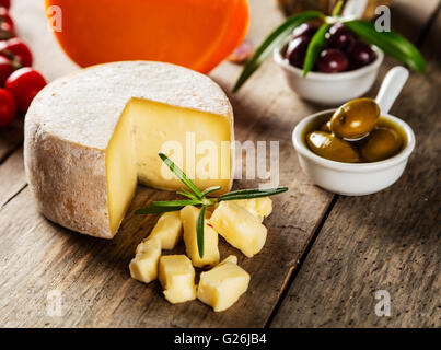 Parmesan-Käse auf Schneidebrett platziert auf Holz, geringe Tiefenschärfe Stockfoto