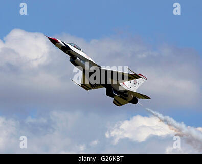 USAF Thunderbirds Air Demonstration Team fliegt am Tag der offenen Tür Wochenende Shaw Air Force Base South Carolina Stockfoto