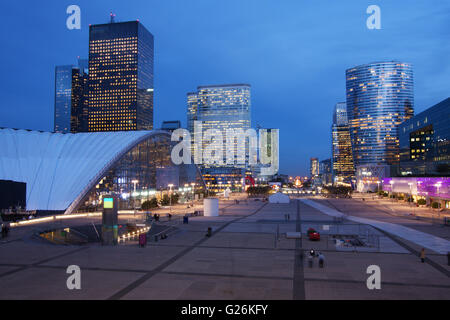 Bürogebäude in La Défense, französische finanziellen Bezirk von Paris, in der Dämmerung beleuchtet Stockfoto