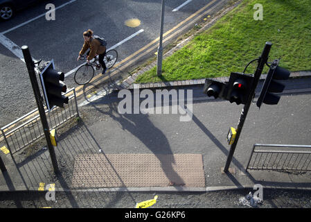 Frau auf Fahrrad-Kreuzung an der Ampel gesehen von oben, Glasgow, Schottland, Großbritannien. Stockfoto