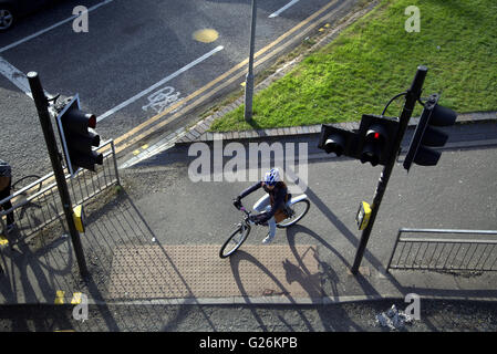 Frau auf Fahrrad-Kreuzung an der Ampel gesehen von oben, Glasgow, Schottland, Großbritannien. Stockfoto