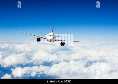 Passagierflugzeug fliegen über den Wolken Stockfoto