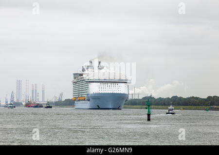 Weltweit größte Kreuzfahrtschiff verlässt Harmonie der Meere Hafen von Rotterdam Niederlande für den Rest seiner Jungfernfahrt Stockfoto