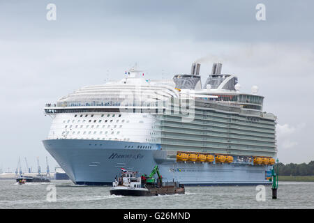 Weltweit größte Kreuzfahrtschiff verlässt Harmonie der Meere Hafen von Rotterdam Niederlande für den Rest seiner Jungfernfahrt Stockfoto