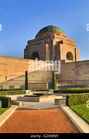 Seitenansicht der stilvolle War Memorialmuseum Komplex in Canberra, ACT. Steingarten zum Gedenken an alle im Kriege verloren zu gedenken. Stockfoto