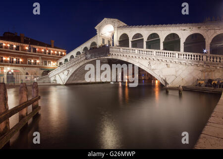 Rialto-Brücke (Ponte di Rialto) in Venedig in der Abenddämmerung Stockfoto