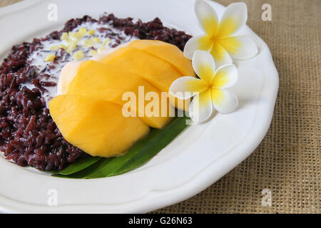 Hausgemachtes Kokosnuss schwarzer Klebreis mit Mango, selektiven Fokus Stockfoto